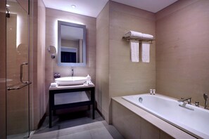 Douche, articles de toilette écologiques, sèche-cheveux, chaussons