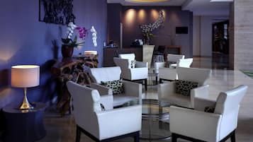 2 bares/lounges, bar ao lado da piscina