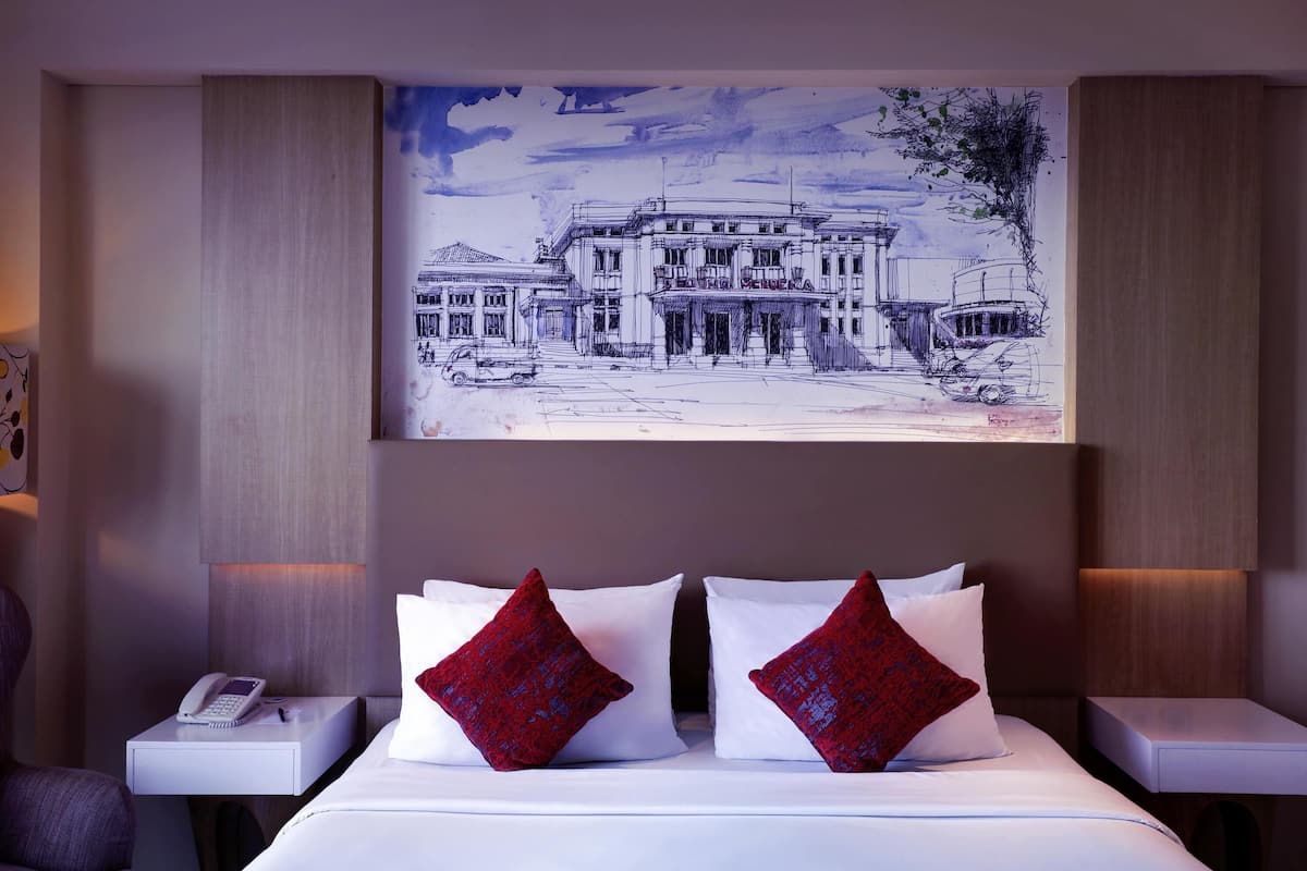 Room, 1 Queen Bed, Pool View (Privilege)