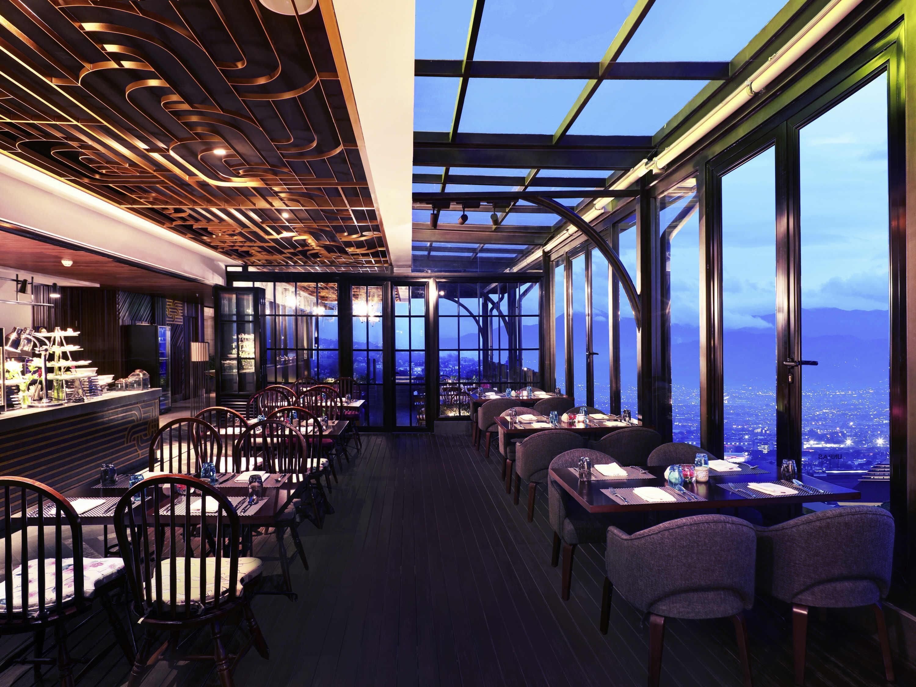 2 bars/lounges, poolside bar