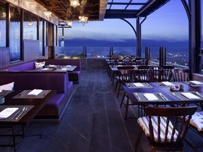 2 bars/lounges, poolside bar