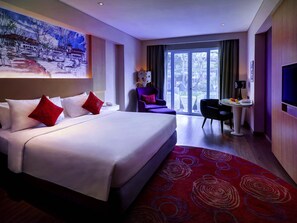 In-room safe, desk, laptop workspace, soundproofing - Grand Mercure Bandung Setiabudi (Bandung)