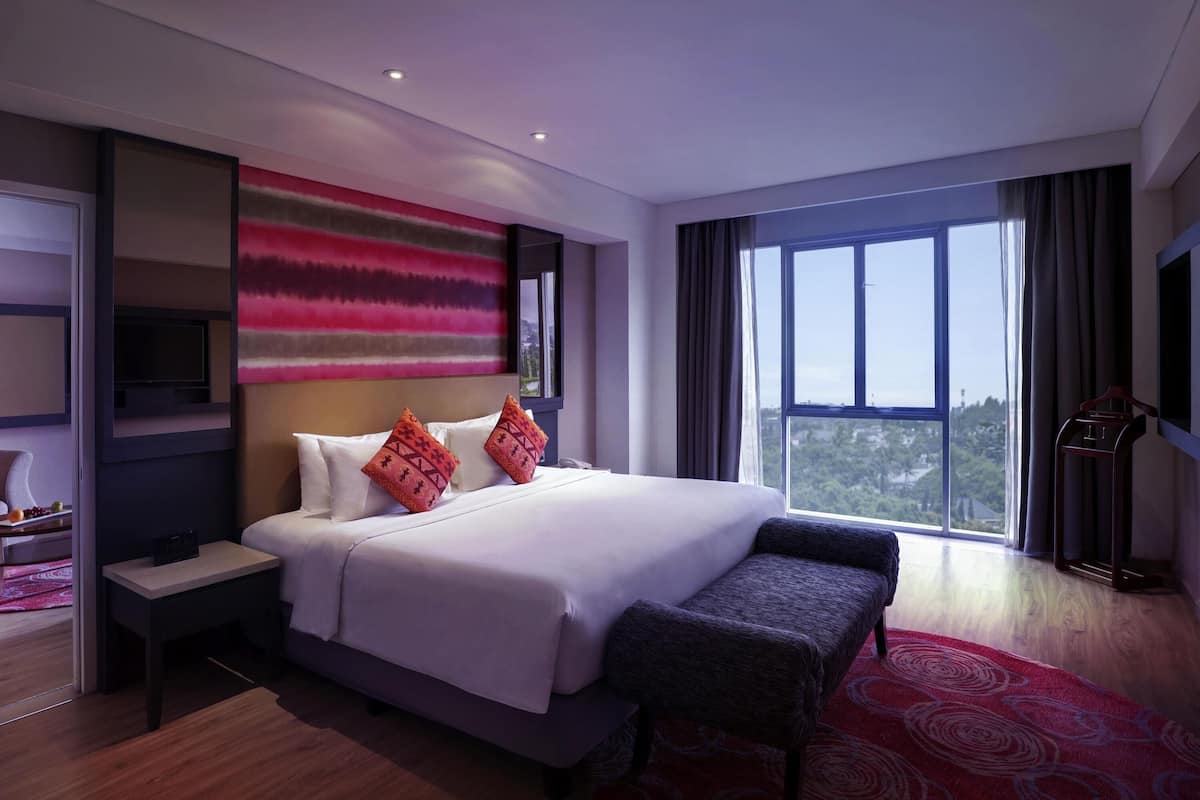 Executive Suite | 1 bedroom, in-room safe, desk, laptop workspace