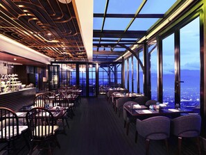 2 bar/lounge, bar a bordo piscina