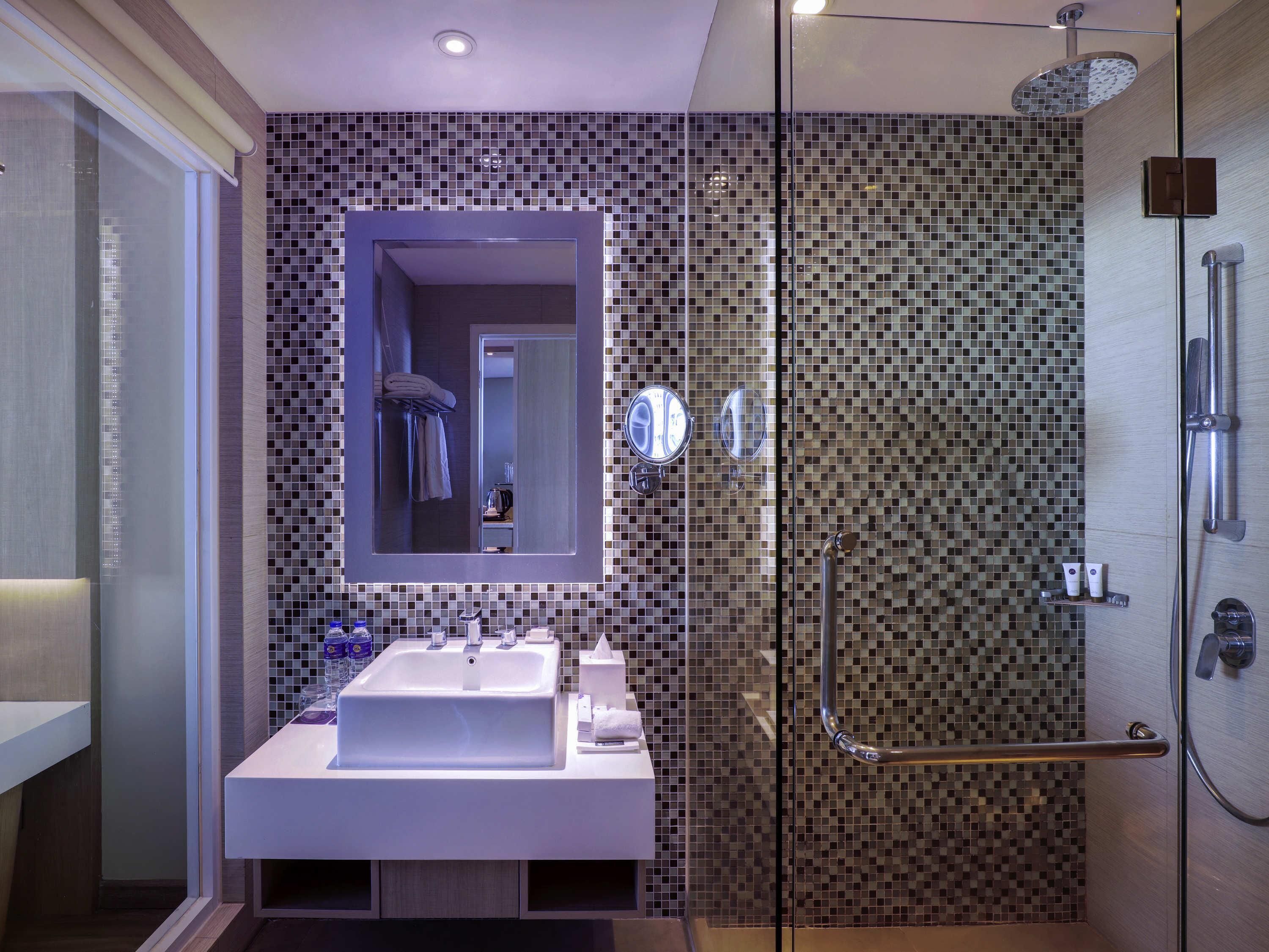 Cofres nos quartos, escrivaninha, espaço de trabalho para notebook