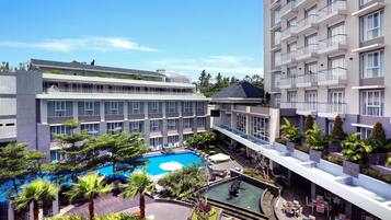 Kolam renang outdoor, dengan kursi berjemur