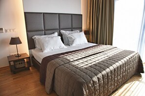 Premium bedding, in-room safe, desk, laptop workspace