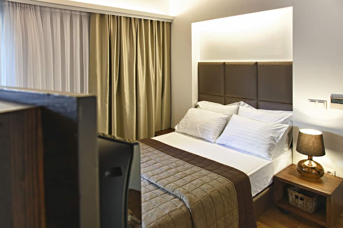 Premium bedding, in-room safe, desk, laptop workspace