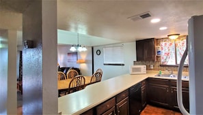 Fridge, microwave, oven, stovetop - High Sierra Condominium (Ruidoso)