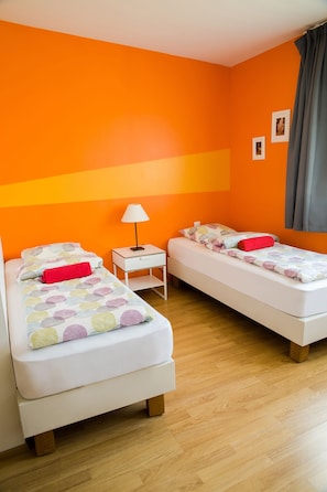 Habitación con 2 camas individuales, 2 camas individuales, baño privado | Decoración personalizada, cortinas blackout, camas extra y wifi gratis