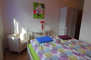 Habitación doble, baño privado | Decoración personalizada, cortinas blackout, camas extra y wifi gratis 