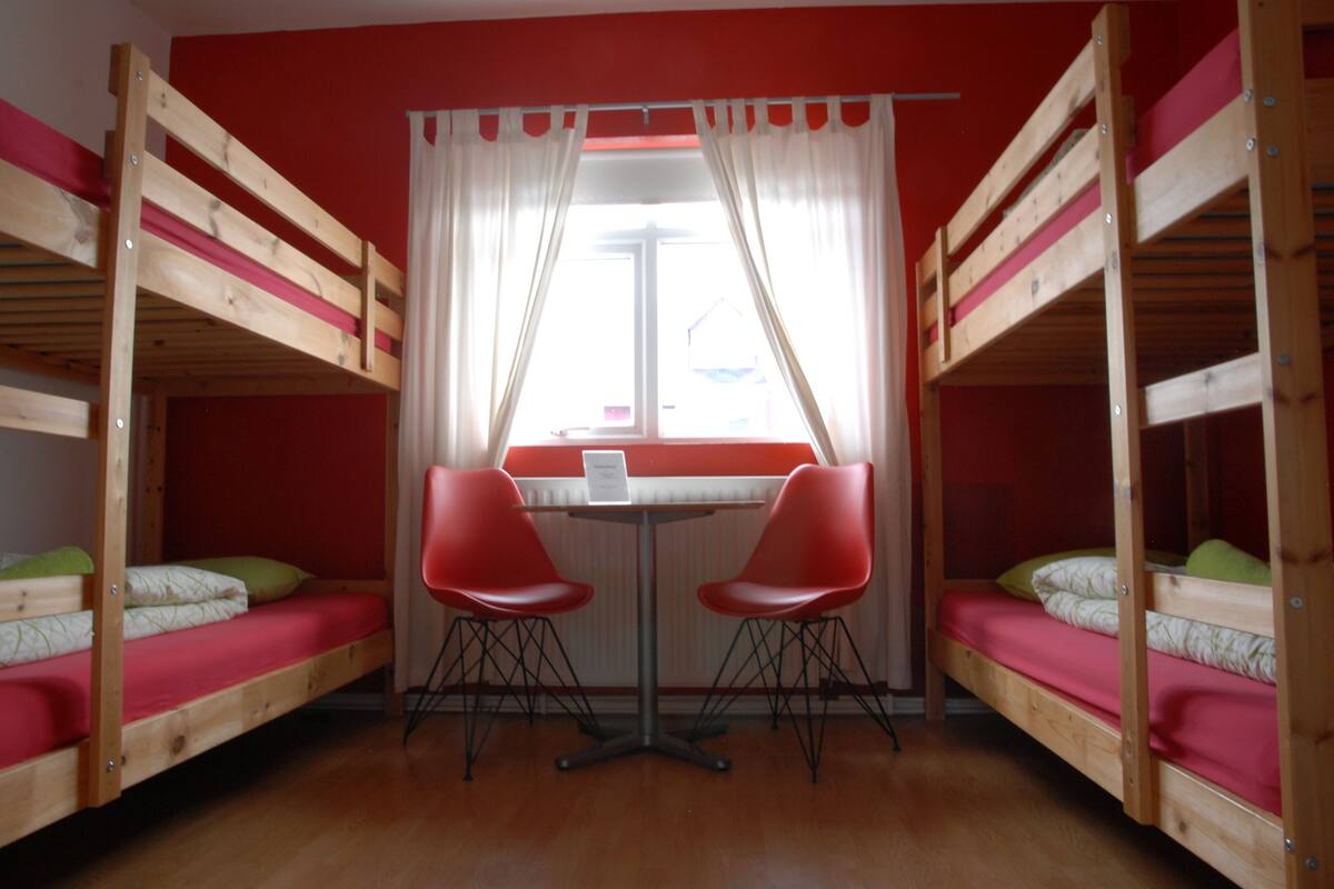 ห้องพักสำหรับสี่ท่าน (Shared bathroom) | ผ้าม่านกันแสง, เตียงเสริม/เปล, Wi-Fi ฟรี, ห้องพักตกแต่งอย่างมีเอกลักษณ์