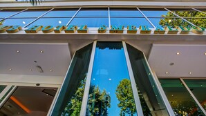 El exterior del Hotel Smeraldo, con una vista clara de la entrada y el nombre del hotel exhibido arriba.
