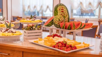 Serveert ontbijt, lunch, diner, regionale gerechten