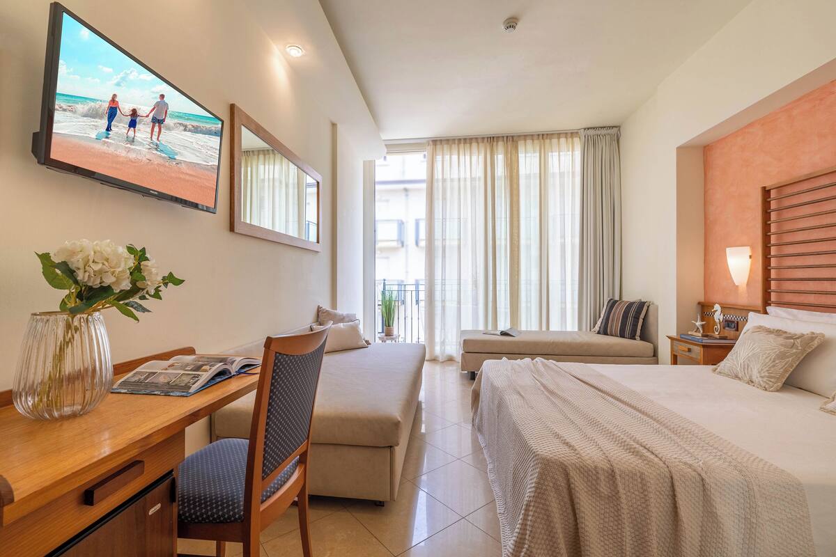 Camera familiare | Una cassaforte in camera, una scrivania, insonorizzazione