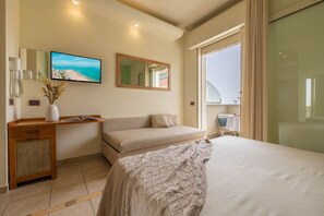 Quadruple Room | In-room safe, desk, soundproofing, free cribs/infant beds - Hotel Smeraldo (Cesenatico)