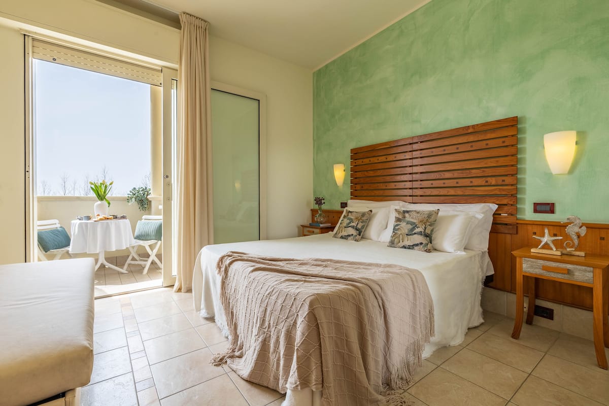 quadruple room | in-room safe, desk, soundproofing, free cots/infant beds