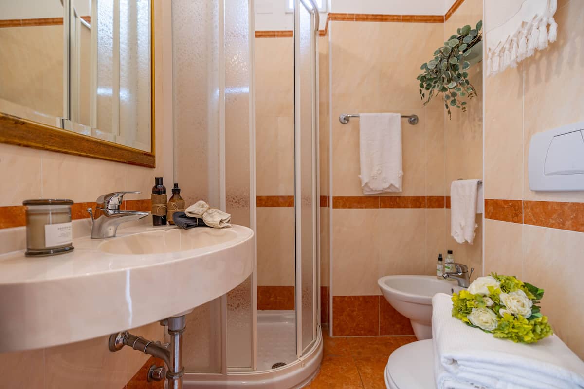 triple room | bathroom | shower, free toiletries, hair dryer, bidet