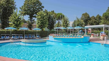 Piscine extérieure (ouverte en saison), parasols de plage