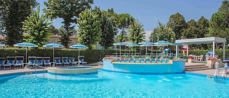 Piscine extérieure (ouverte en saison), parasols de plage