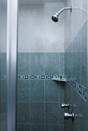 Dobbeltrom | Bad | Dusj, toalettartikler (inkludert) og håndklær