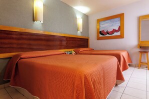 Dusche, kostenlose Toilettenartikel, Handtücher