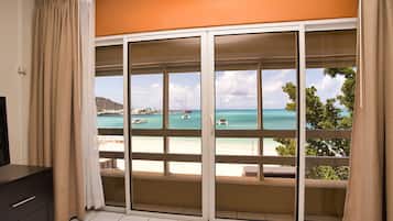 Premium bedding, in-room safe, laptop workspace, blackout drapes