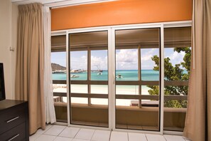 Premium bedding, in-room safe, laptop workspace, blackout curtains