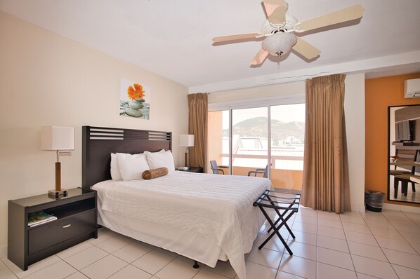 Deluxe Studio, 1 Queen Bed, Non Smoking, Balcony