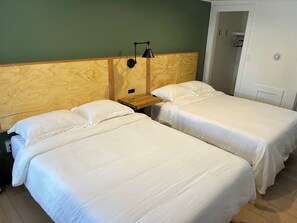 Standard Double Room | Iron/ironing board, free WiFi - Happy Bear Motel (Killington)