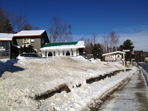 Property grounds - Happy Bear Motel (Killington)