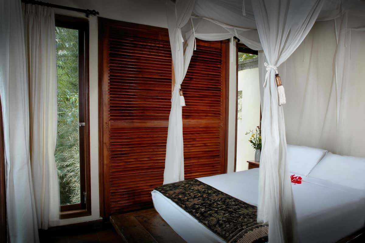 Premium bedding, pillow-top beds, in-room safe