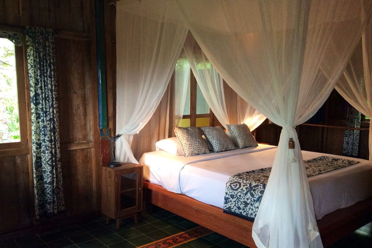 Premium bedding, pillow-top beds, in-room safe