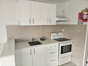 Apartament, 1 dormitori | Sala d'estar | Televisor de 32 polzades amb canals per satèl·lit 