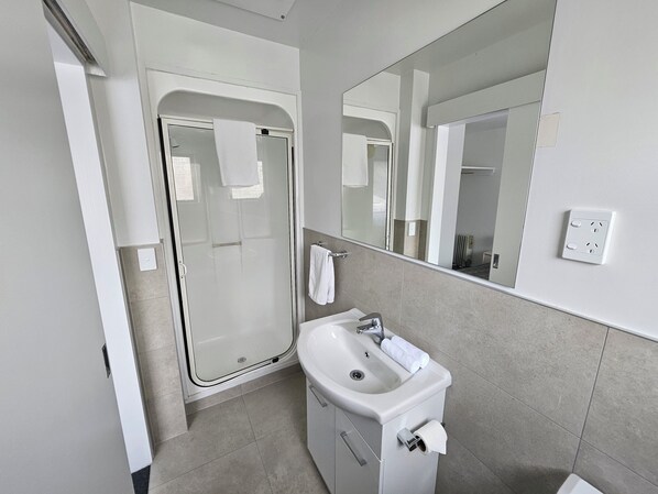Departamento, 1 habitación | Baño | Regadera, secadora de cabello, toallas 