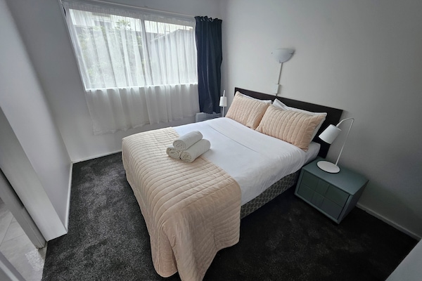 Escritorio, cortinas blackout, wifi gratis y ropa de cama