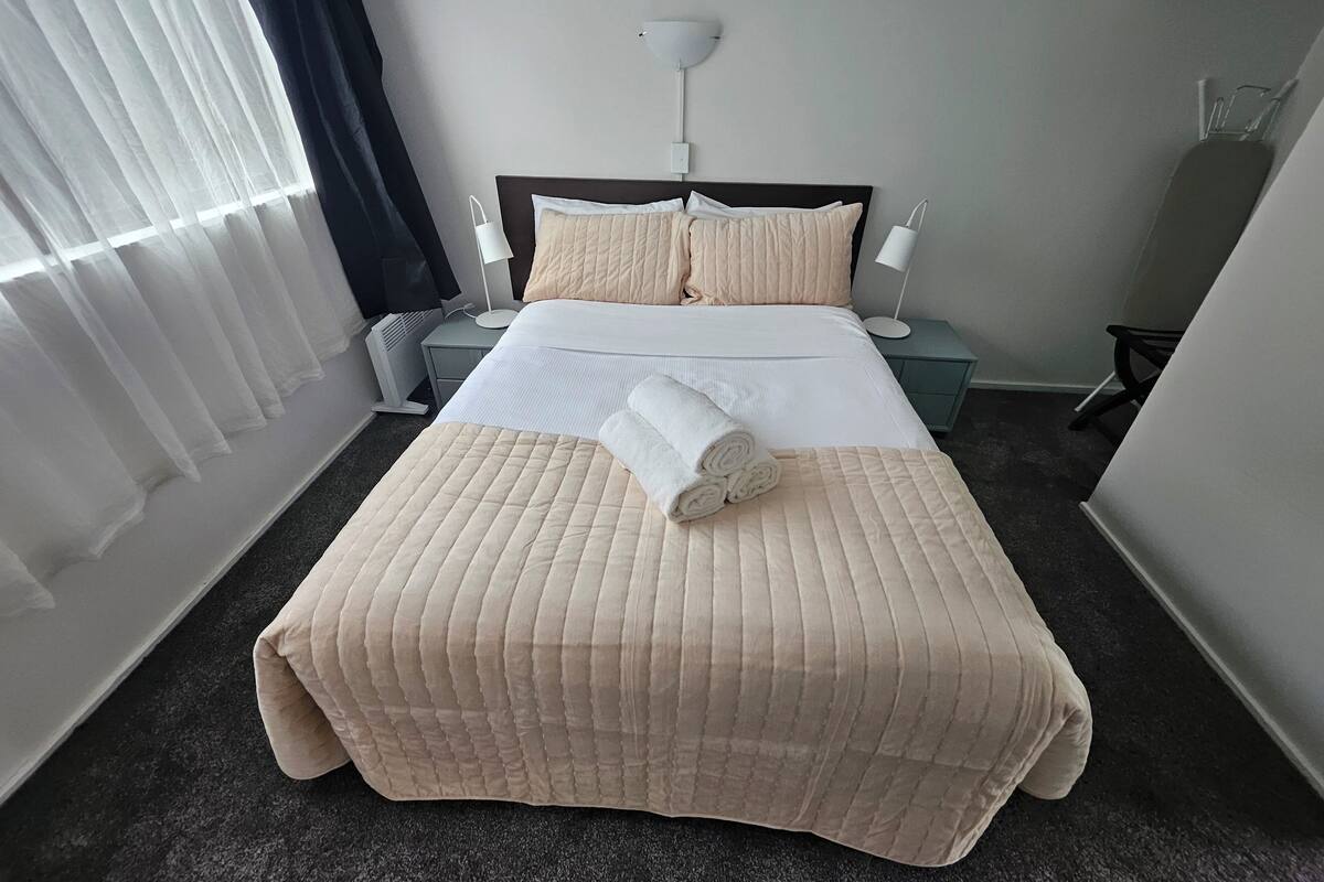 Apartment, 1 Bedroom | Desk, blackout drapes, WiFi (free), bed sheets