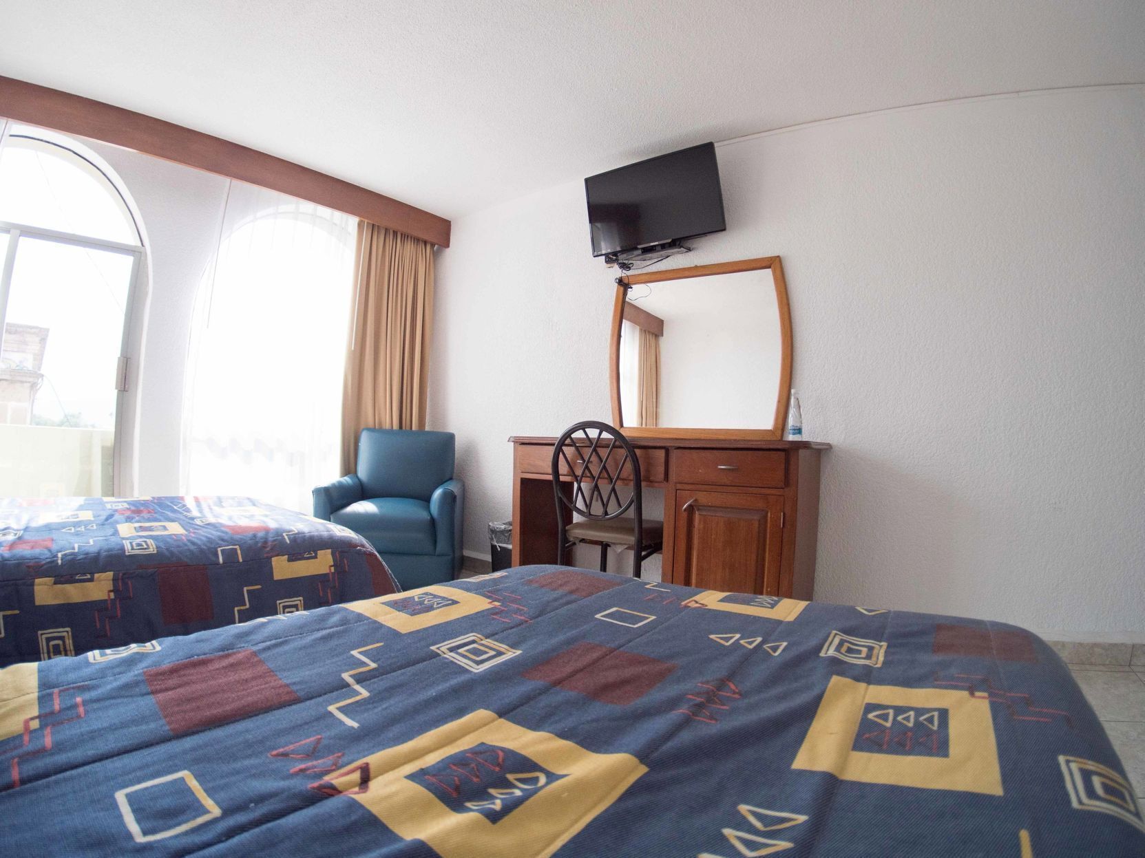 Laptop workspace, blackout drapes, iron/ironing board, free WiFi