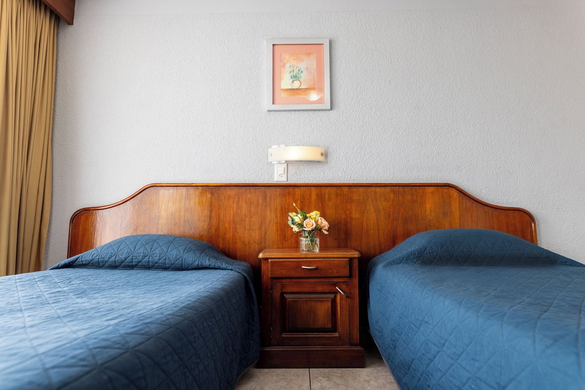Double Room | Ruang kerja komputer riba, langsir/tirai gelap terus