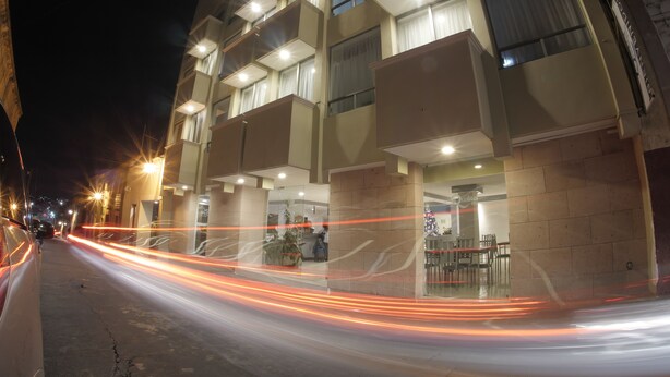 A multi-story hotel with balconies and a ground-level restaurant. - Hotel Qualitel Plus (Morelia)