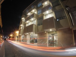 A multi-story hotel with balconies and a ground-level restaurant. - Hotel Qualitel Plus (Morelia)