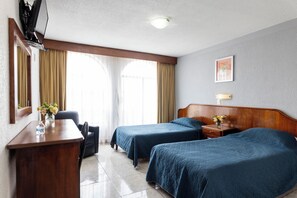 Doppelzimmer | Laptopgeeigneter Arbeitsplatz, Verdunkelungsvorhänge