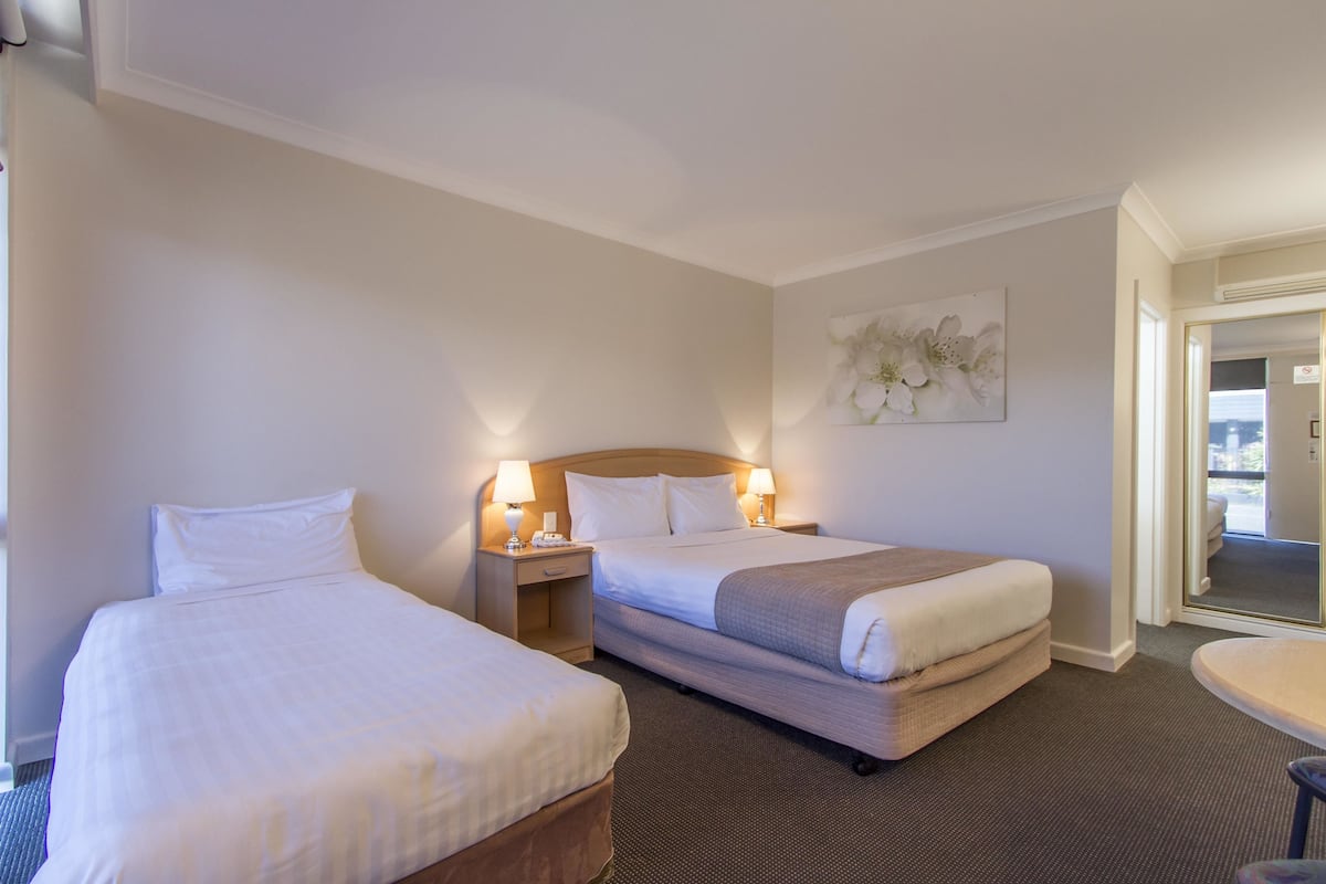 Economy Twin Room | Desk, blackout curtains, iron/ironing board, free WiFi