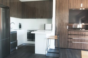 Suite estudio ejecutiva | Cocina privada | Frigorífico grande, microondas, horno y placa de cocina