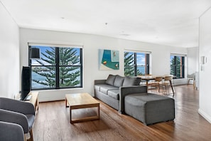 Executive-Apartment, 2 Schlafzimmer, Meerblick | 1 Schlafzimmer, hochwertige Bettwaren, individuell eingerichtet