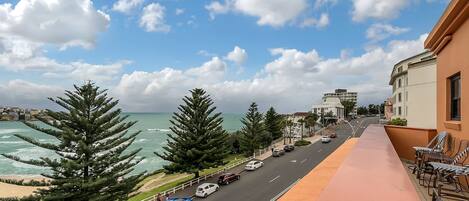 Familie appartement, 2 slaapkamers, balkon, uitzicht op zee | Terras