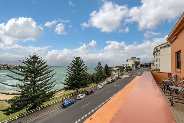 Familienapartment, 2 Schlafzimmer, Balkon, Meerblick | Terrasse/Patio