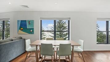 Executive-Apartment, 2 Schlafzimmer, Meerblick | Eigene Küche | Großer Kühlschrank, Mikrowelle, Ofen, Herdplatte