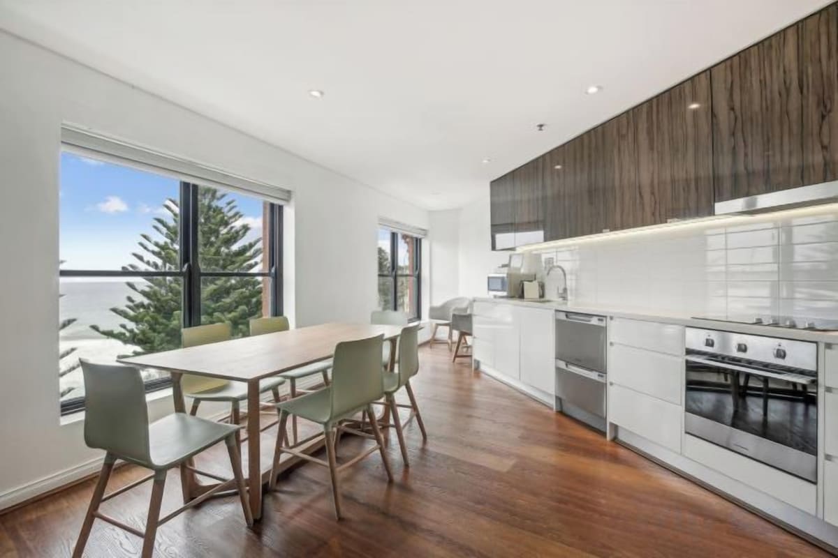 Private kitchen | Coffee/tea maker, full-size fridge, microwave, oven