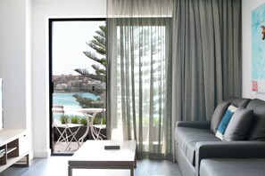 50-inch flat-screen TV with digital channels, TV, iPod dock - Bondi 38 Serviced Apartments (Bondi Beach)